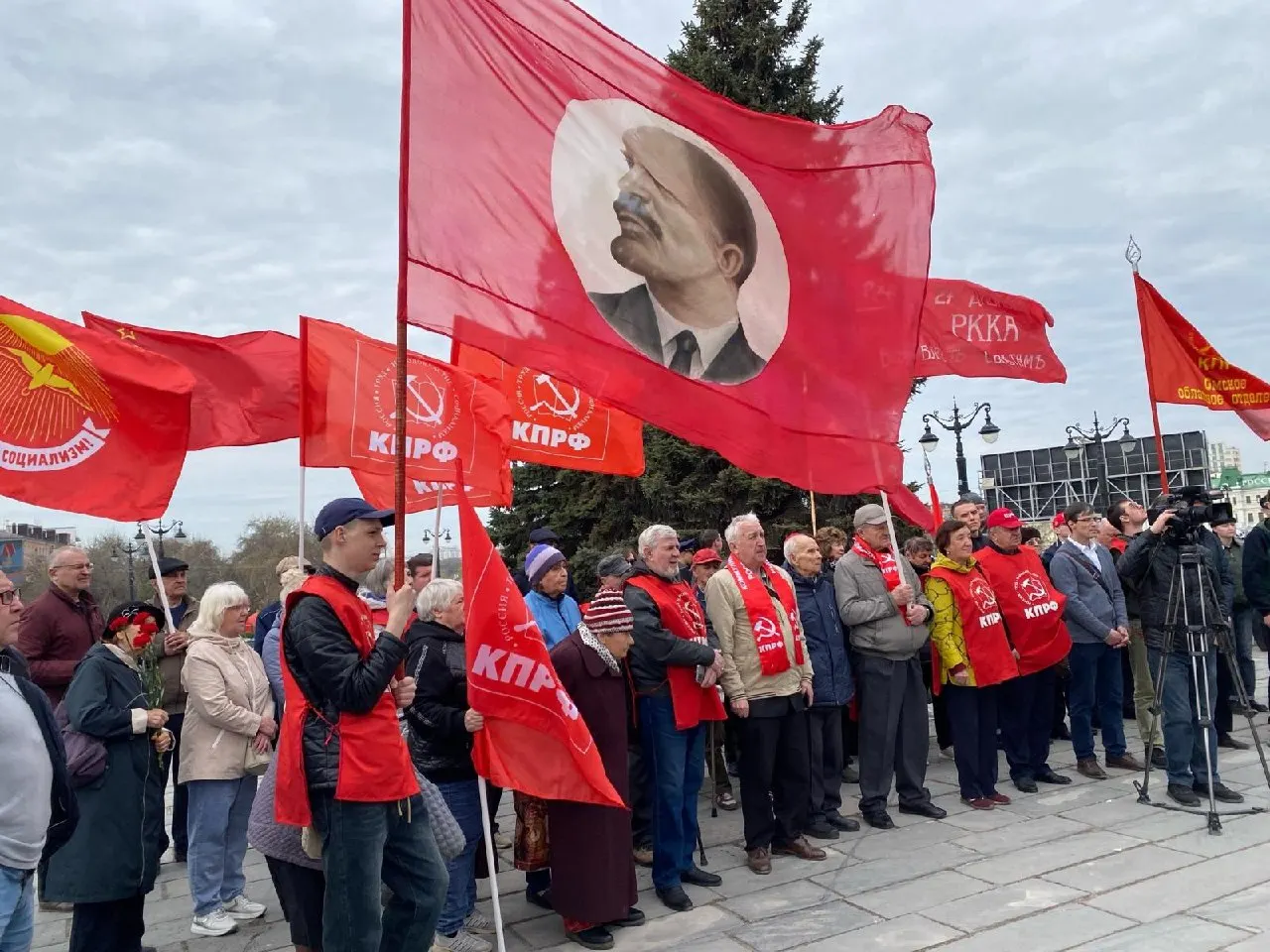 Депутаты вносят поправки после решения Конституционного суда по жалобе оренбургского обкома КПРФ. Новые правила обяжут избирательные комиссии учитывать судебные решения, но начнут действовать только со следующей кампании и только на региональном и муниципальном уровнях, что ставит под угрозу допуск оппозиционных партий к предстоящим выборам.