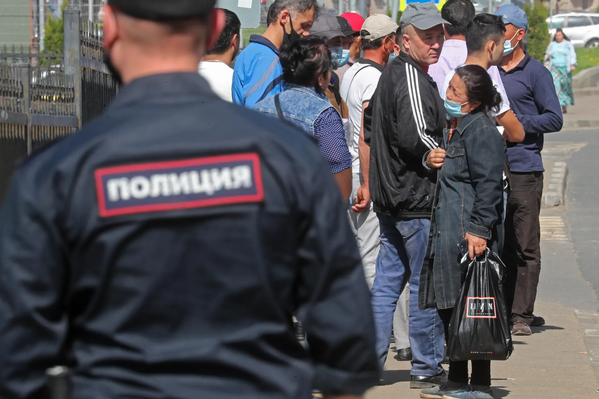 Правительство подготовило поправки ко второму чтению: в перечень правонарушений с обязательным выдворением иностранцев предлагают включить неповиновение пограничнику и дискриминацию.