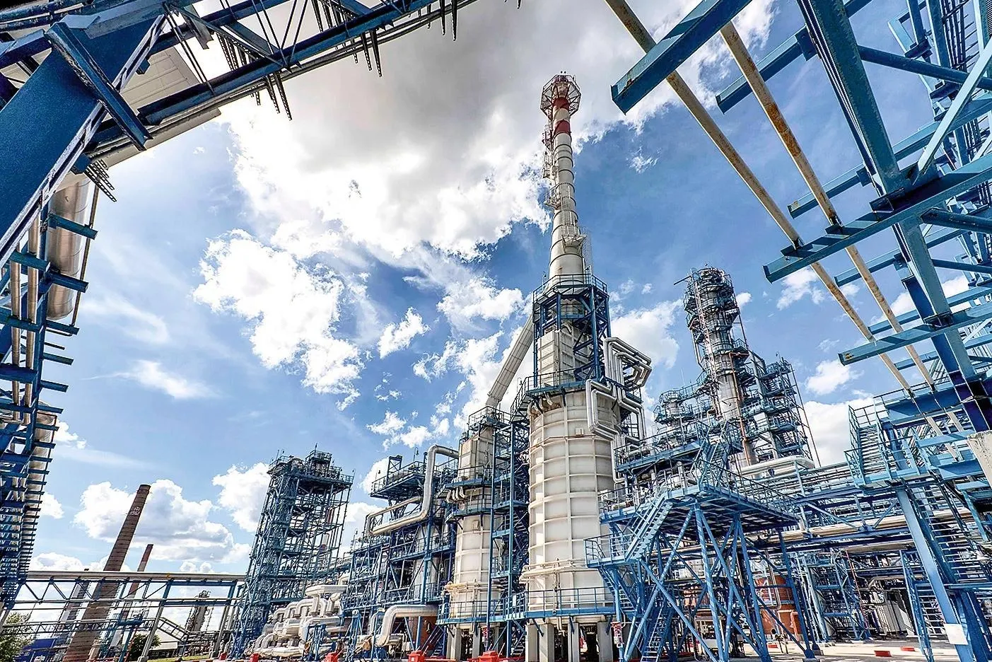 В июне субсидии нефтепереработчикам выросли более чем в шесть раз — до 210,6 млрд рублей. Мера призвана удержать больше бензина и дизеля внутри страны и снизить риск дефицита и роста цен.