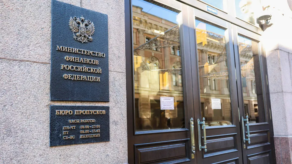 После 2022 года Россия всё шире финансирует бюджет за счёт заимствований — госдолг растёт в трёхзначных триллионах, а расходы на обслуживание долга становятся одной из крупнейших статей расходов.