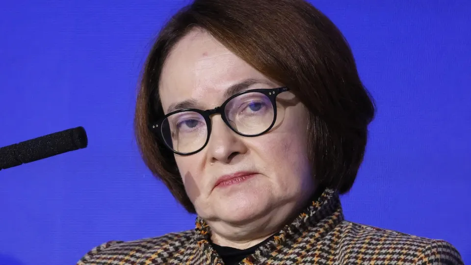 Рынок межбанковского кредитования и свопов начинает учитывать вероятность возвращения роста ключевой ставки из‑за ускорения инфляции на фоне дефицита топлива: топливная инфляция достигает рекордных значений, что усиливает риски для цен и сельского хозяйства.
