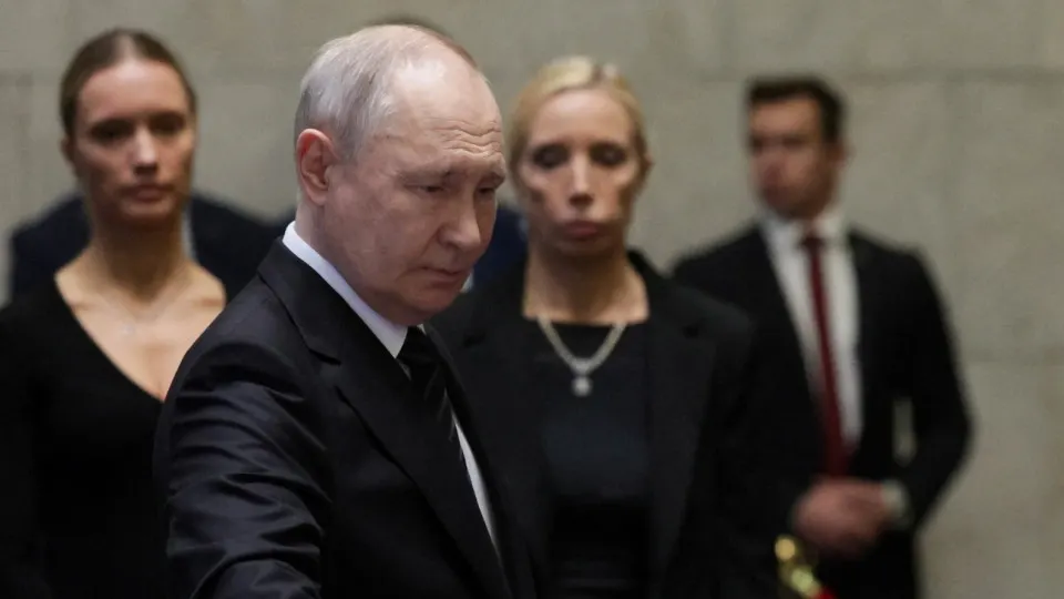 Несмотря на призывы к миру и рекомендации советников остановиться на текущей линии фронта, российское руководство, по данным нескольких источников, склоняется к эскалации с целью полного захвата Донбасса; это может сопровождаться новой волной мобилизации и ударами по украинской инфраструктуре и объектам за рубежом.