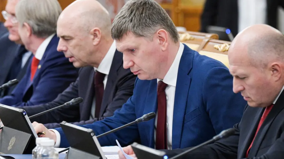 Минэкономразвития зафиксировало рост ВВП за январь–май всего на 0,2%. Промышленность и инвестиции переживают застой, региональная картина резко расходится: Москва растёт, остальная часть страны близка к рецессии. Снижение цен на нефть и удары по НПЗ усугубляют риск падения экономики к концу года.