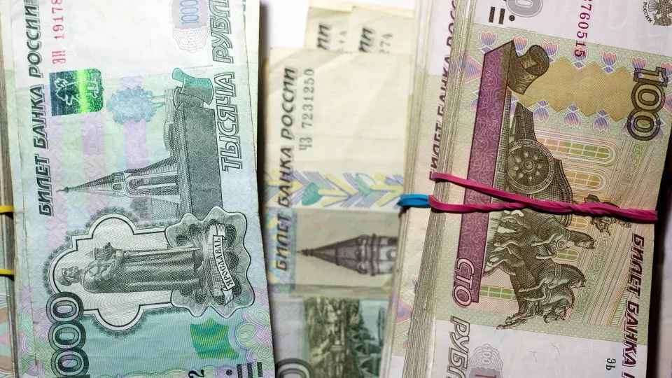 С начала июля население массово забирает деньги из банков — за две недели объём наличных в обращении вырос на сотни миллиардов рублей, что усилило спрос банков на ликвидность и повысило долговую нагрузку перед Центробанком.