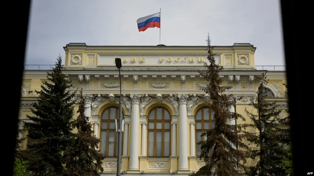 ЦБ включил Bitcoin, Ethereum и USDT в перечень активов на биржах. Неквалифицированным инвесторам установлен годовой лимит в 300 тысяч рублей; квалифицированные инвесторы смогут покупать криптовалюты без ограничений. Закон о цифровых валютах вступит в силу в 2026 году.