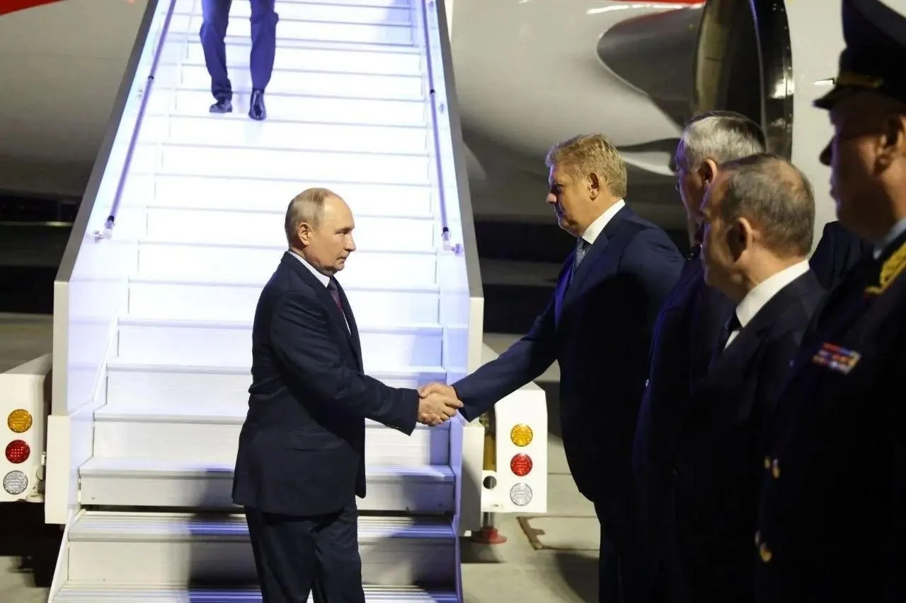 Президент прибыл в Новосибирск в рамках церемонии открытия СКИФа — Сибирского кольцевого источника фотонов, который создаёт новые возможности в исследованиях.