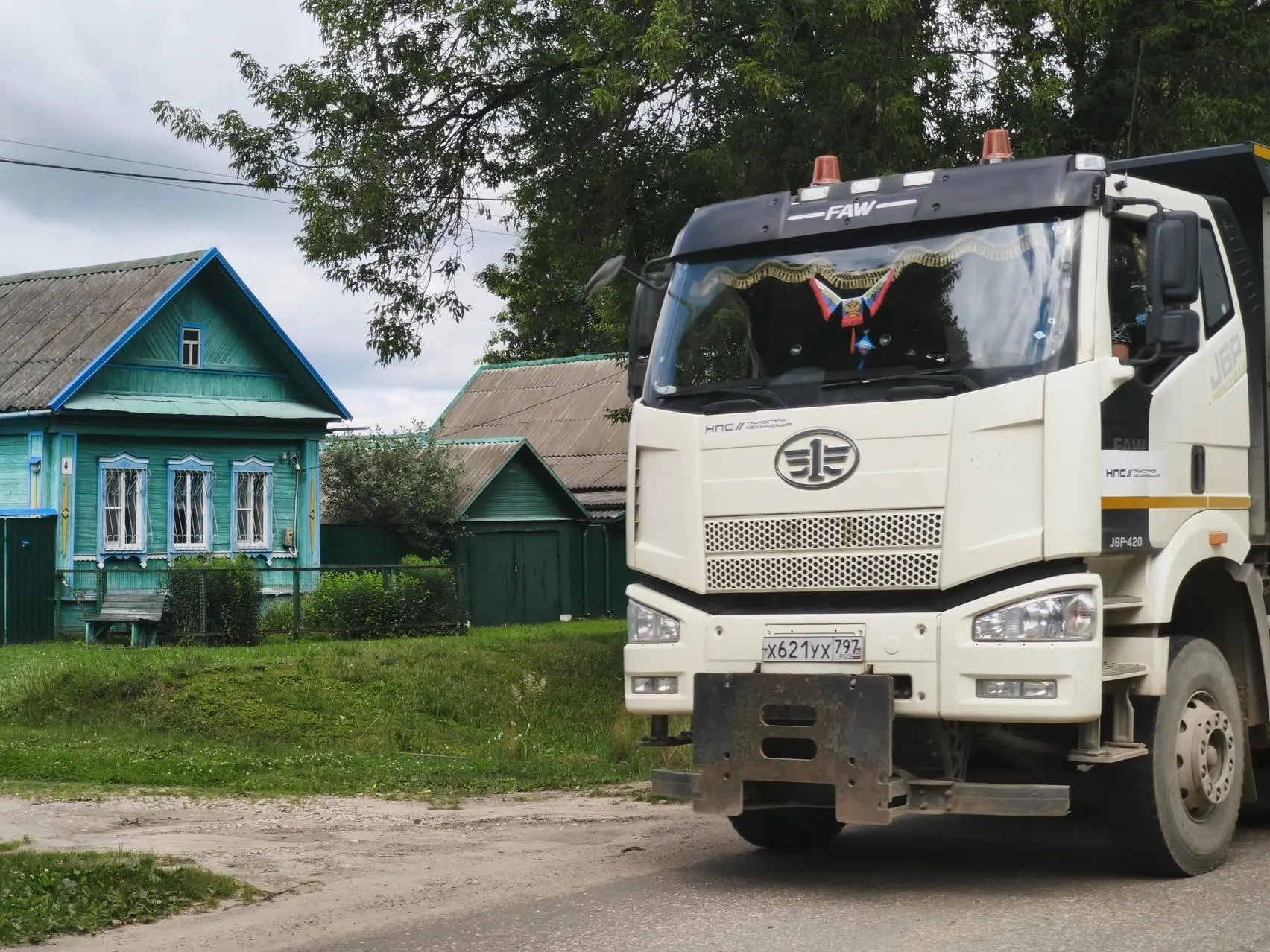 Часть домов изъята, местные жители скрываются от гудящих грузовиков и готовятся к соседству с поездами.
