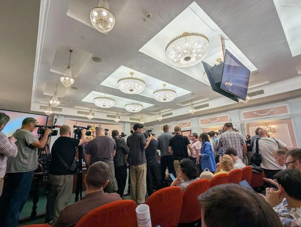 Родина подала иск против Яблока, заявляя о нарушении авторских прав и использовании спорных материалов. Судебное заседание началось утром; вокруг здания собрались журналисты и гражданские активисты.