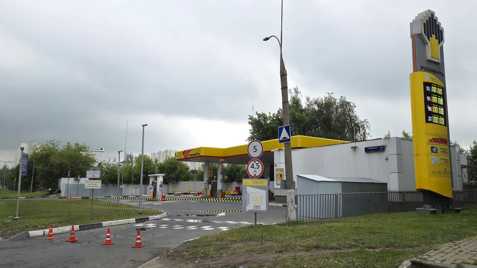 На фоне атак на нефтепереработку и дефицита топлива в стране зафиксированы массовые простои станций и рост цен на топливо. Рынок переживает кризис с переработкой нефти и ограничениями поставок.
