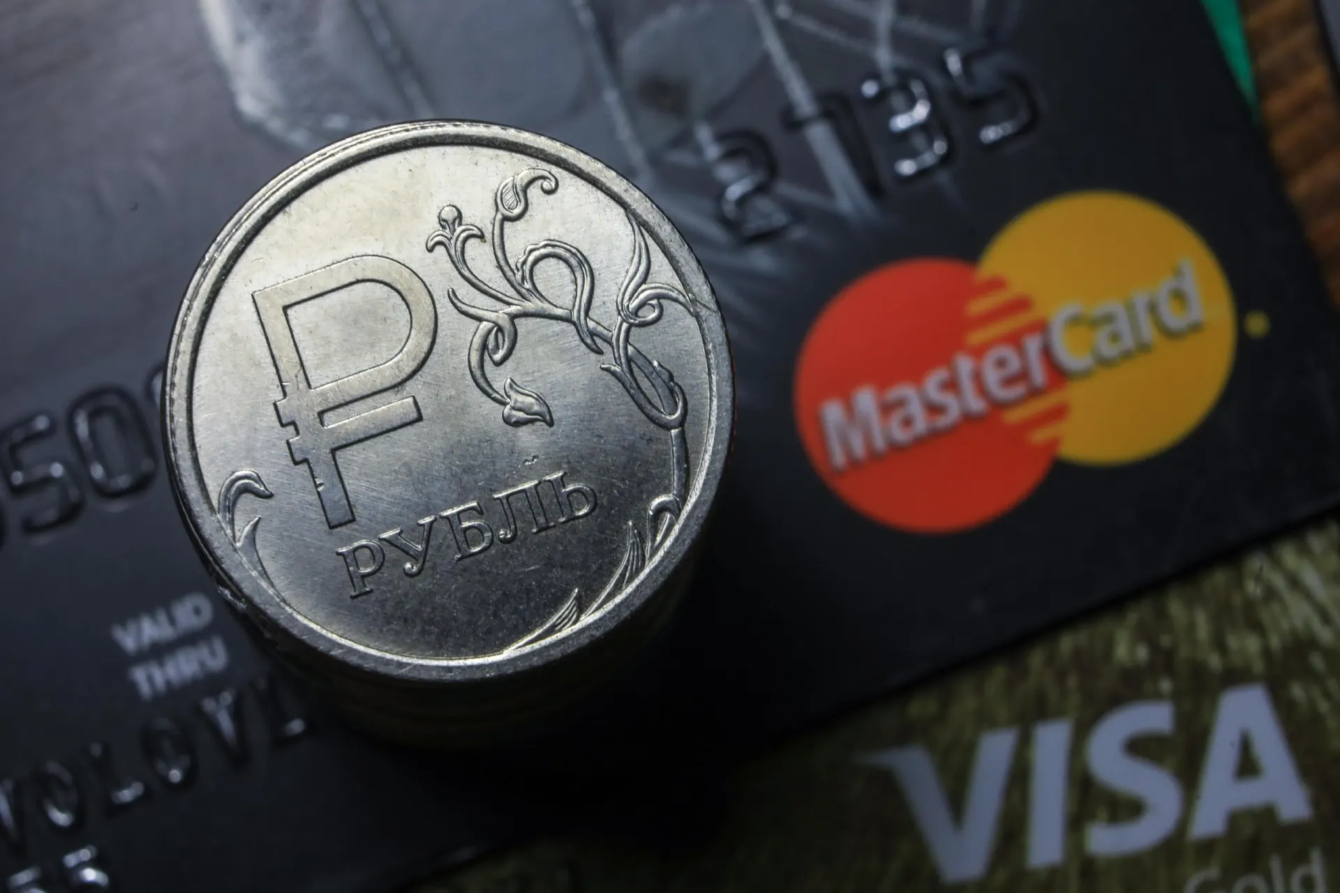 Пользователи сталкиваются с сбоями при оплате картами Visa и Mastercard и через систему быстрых платежей (СБП).