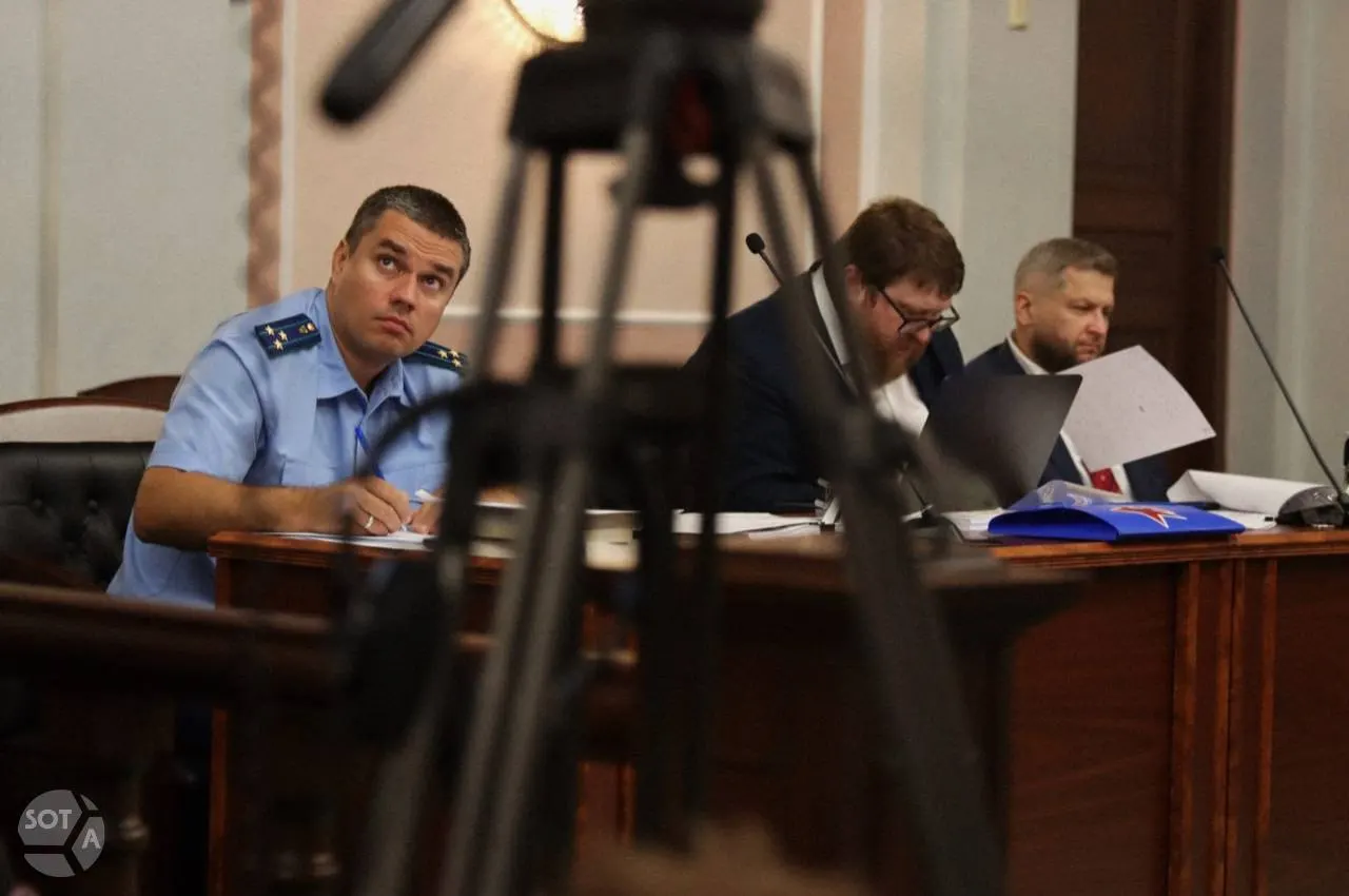Суд принял решение снять регистрацию партии «Яблоко» с выборов в Госдуму, обвинив её в призывах к экстремизму, иностранном финансировании и нарушении авторских прав.