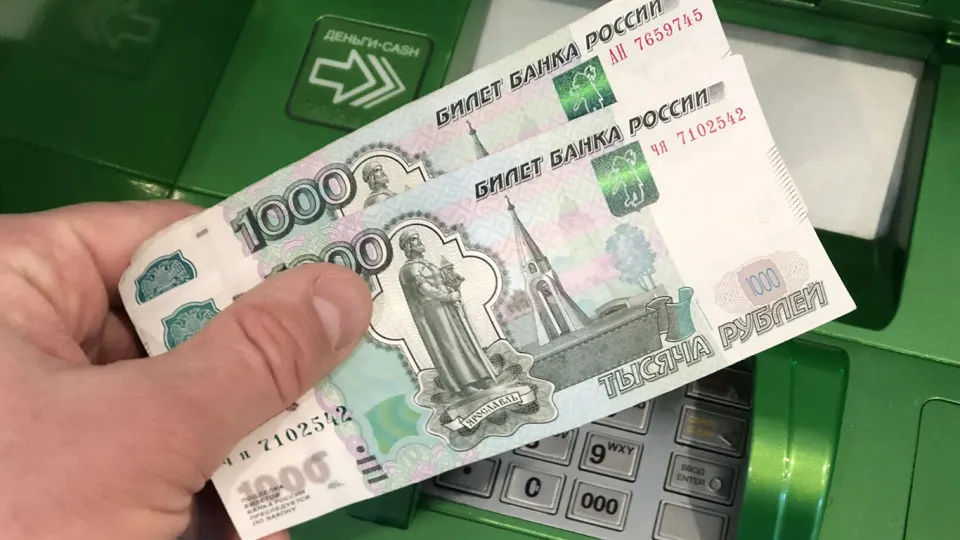 Рекомендации властей включают лимиты на снятие наличных и переводы по номеру телефона, а МВД призывает соблюдать осторожность в онлайн-общении и не отвечать на сомнительные сообщения.
