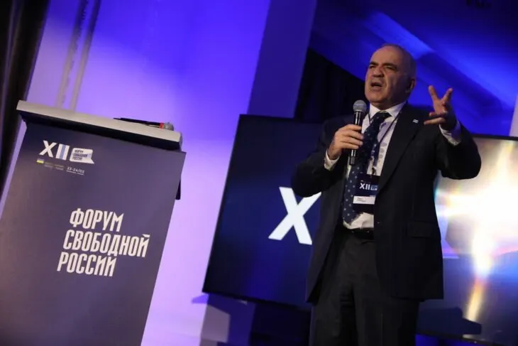 Форум свободной России считает предстоящие выборы фарсом, видимость конкуренции создаётся через регистрацию списка Яблоко; обсуждаются участие оппозиции и оккупационные территории.