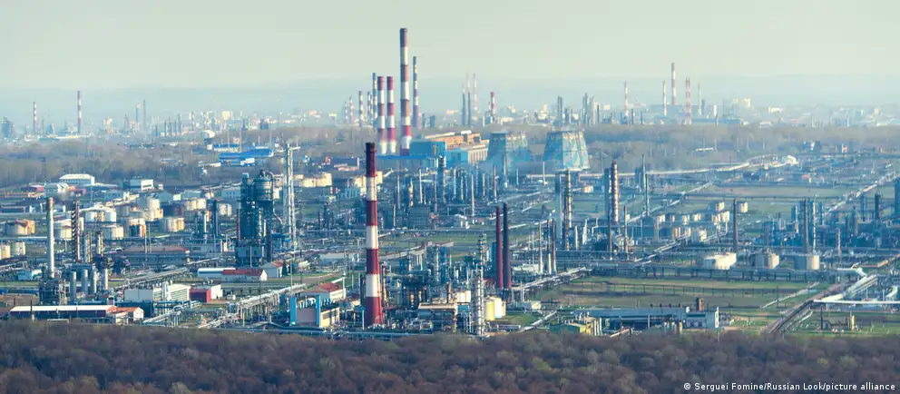 Беспилотники вновь атаковали нефтеперерабатывающий завод в Уфе: над предприятием поднялся столб дыма, местные власти подтвердили факт нападения. Одновременно поступали сообщения о ударах по объектам в Саратовской, Калужской и Самарской областях.