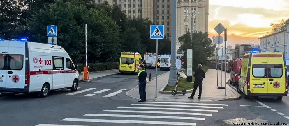 В центре Москвы у входа в ресторан произошёл взрыв: по официальным данным погибли несколько человек, следствие рассматривает версию покушения на главнокомандующего Воздушно‑космическими силами.