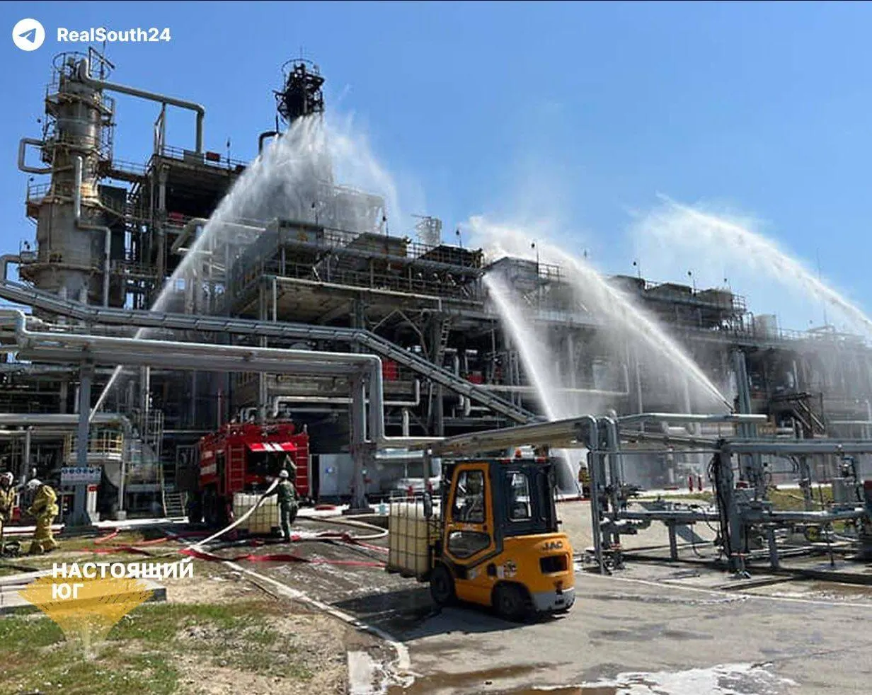 Август стал одним из самых сложных месяцев для российской нефтепереработки: зафиксировано 21 нападение на НПЗ, шесть крупных заводов приостановили работу. Переработка нефти снизилась примерно до 3,8 млн баррелей в сутки, а внутри страны бензин подорожал — наблюдаются перебои.