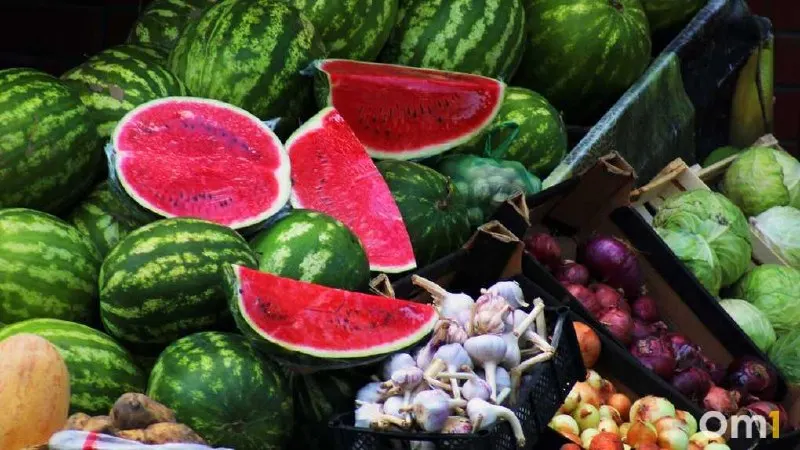 Разрезанные арбузы и дыни могут быстро заражаться микроорганизмами; покупайте бахчевые только в официальных точках продажи, чтобы снизить риск.