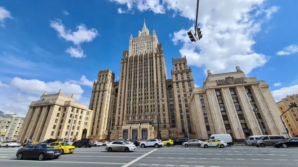 Заместитель министра иностранных дел России заявил, что Россия не пойдет на заморозку конфликта без устранения его корневых причин; критика внешних участников за поддержку Киева и призыв к дипломатическому решению.