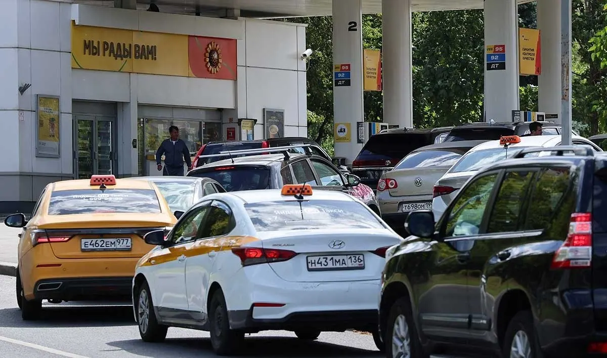 Россия нарастила поставки топлива за границу в августе, удерживая режим ограничений на продажу бензина в большинстве регионов.