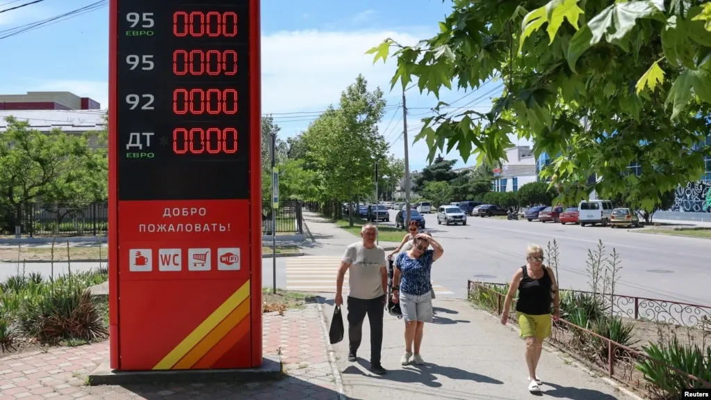 В регионе зафиксирован дефицит бензина: на большинстве заправок продаётся только дизель, очереди растягиваются на часы.