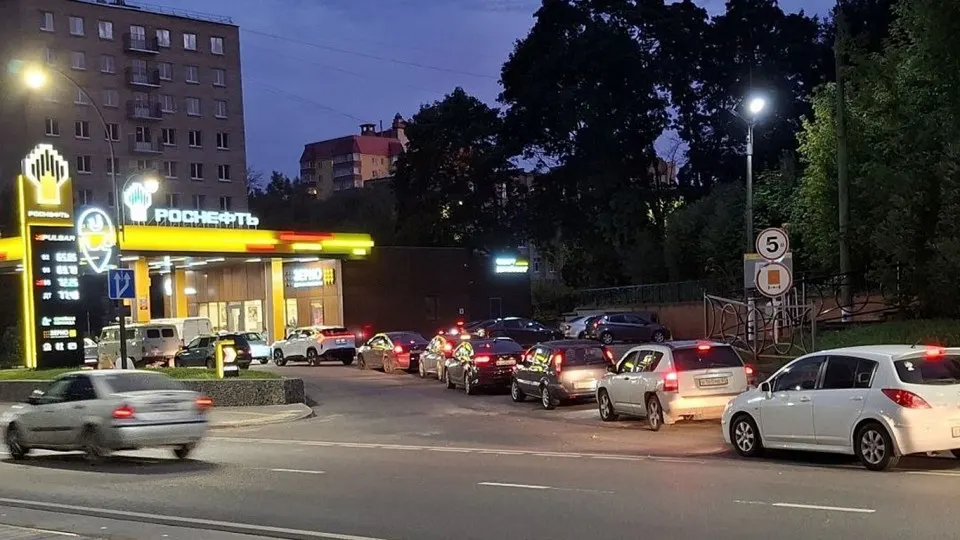 В регионах снова фиксируются очереди на АЗС на фоне кризиса на топливном рынке. Правительство принимает меры по стабилизации: растёт импорт бензина, ослабляются требования к качеству топлива, меняются экспортные ограничения.