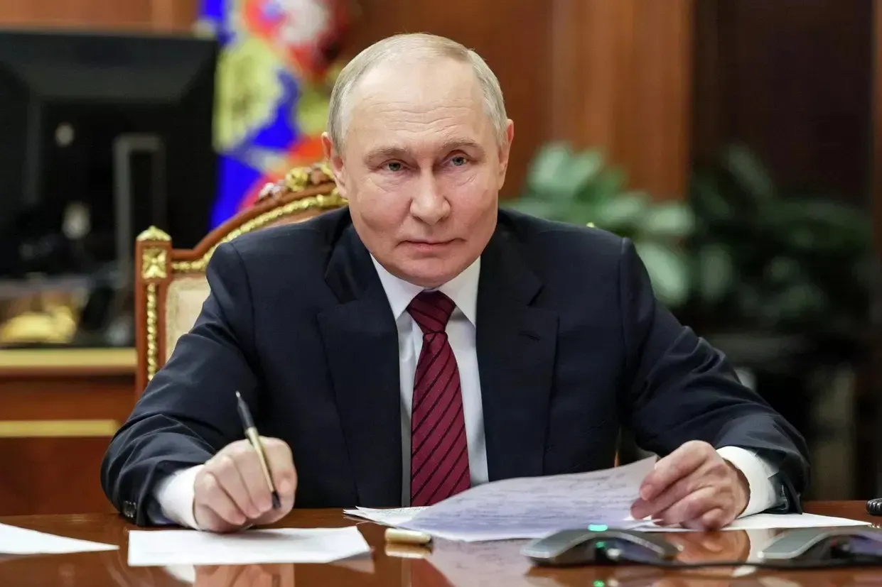 За восемь месяцев 2026 года бизнес перечислил в федеральный бюджет рекордную сумму безвозмездных взносов, что сопровождается обсуждением дальнейшего финансирования бюджета и финансирования военной деятельности.