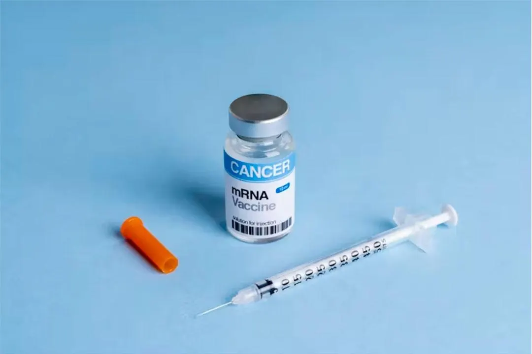 Новые данные Moderna и Merck показывают потенциал индивидуализированной мРНК-вакцины против рака кожи; рынок отреагировал резкими колебаниями, а в России обсуждают внедрение таких вакцин в государственные программы.