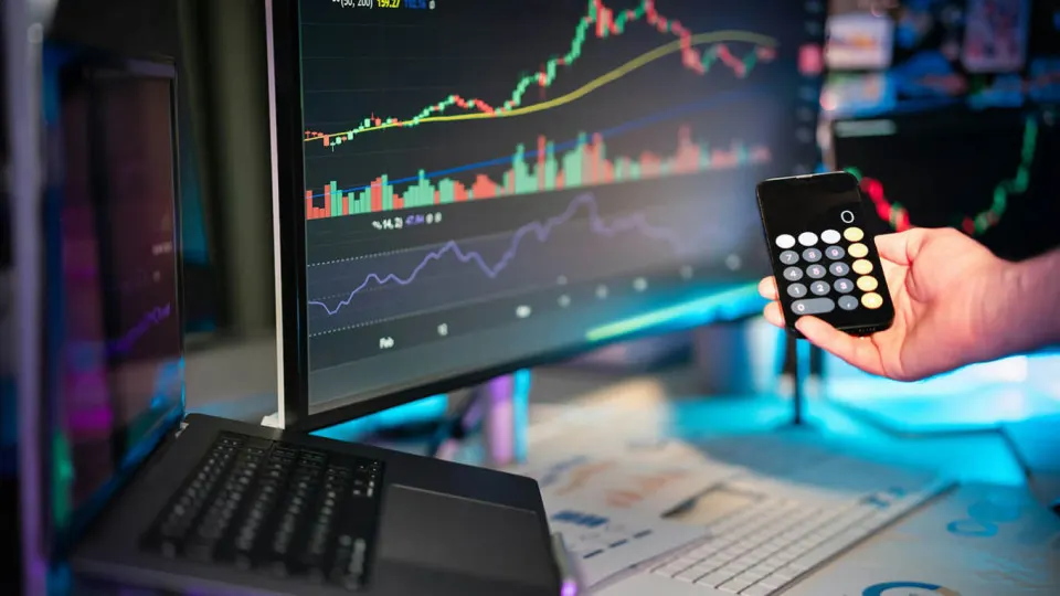 Глава ПСБ предупреждает о возможности заморозки USDT и обсуждает зависимость российского рынка от доллара; в тексте рассматриваются случаи санкций и кибератак на криптобиржи.