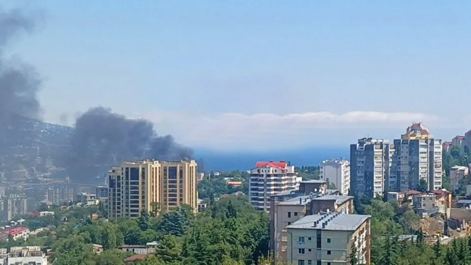 По данным местных жителей, побережье Ялты подверглось нападению беспилотников; произошел пожар на набережной и началась эвакуация местных жителей.