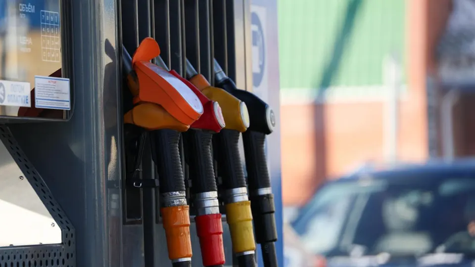 Из-за ударов по нефтеперерабатывающим заводам в ряде регионов вновь ограничивают отпуск бензина на заправках; проблемы зафиксированы в Калужской области и других регионах страны.