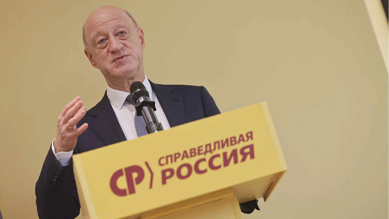 На фоне сообщений о возможном длительном восстановлении лидера партии Миронова обсуждают перспективы смены руководства. В списке кандидатов — Александр Бабаков, а также другие фигуры, которые могут занять ключевые роли в партийной структуре.