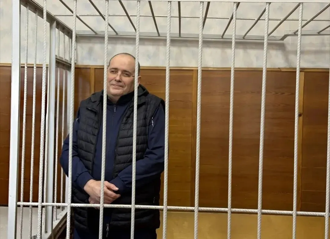 Андрея Кислицына признали виновным во взятке в особо крупном размере; суд назначил 9 лет колонии строгого режима и штраф около 8 820 000 рублей. С учетом предыдущего приговора общий срок составит 14 лет, а штраф достигнет примерно 17 млн рублей.