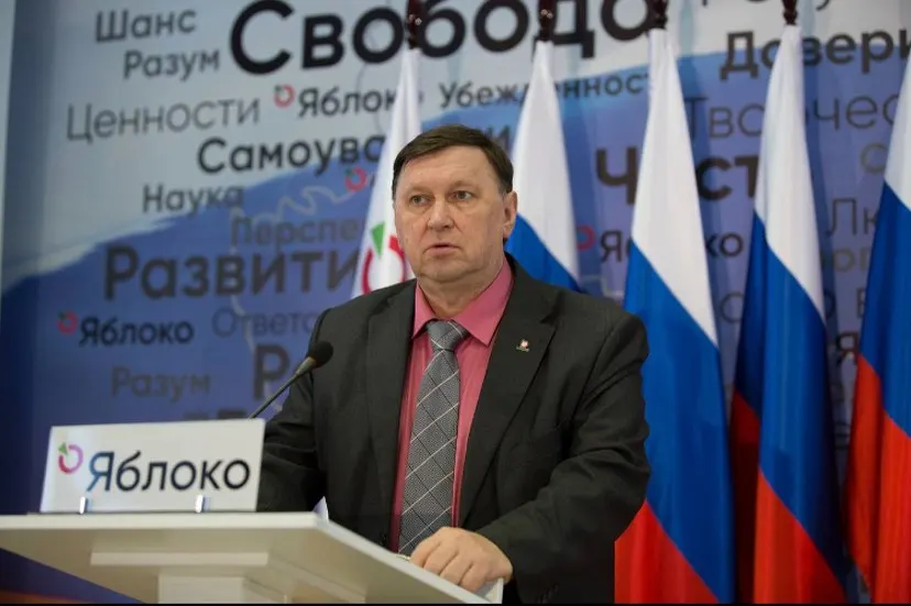 В последний день, когда закон позволяет снять кандидатов, в Москве и Екатеринбурге состоялись судебные разбирательства и новые аресты членов оппозиции.