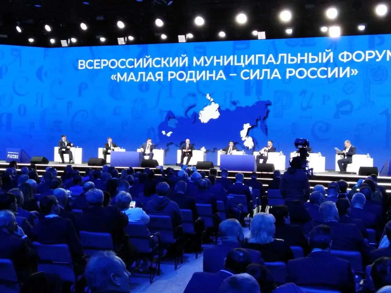 Указ устанавливает ежегодное проведение муниципального форума и церемонии вручения премии «Служение»; организацию возглавят Сергей Кириенко и Всероссийская ассоциация развития местного самоуправления.