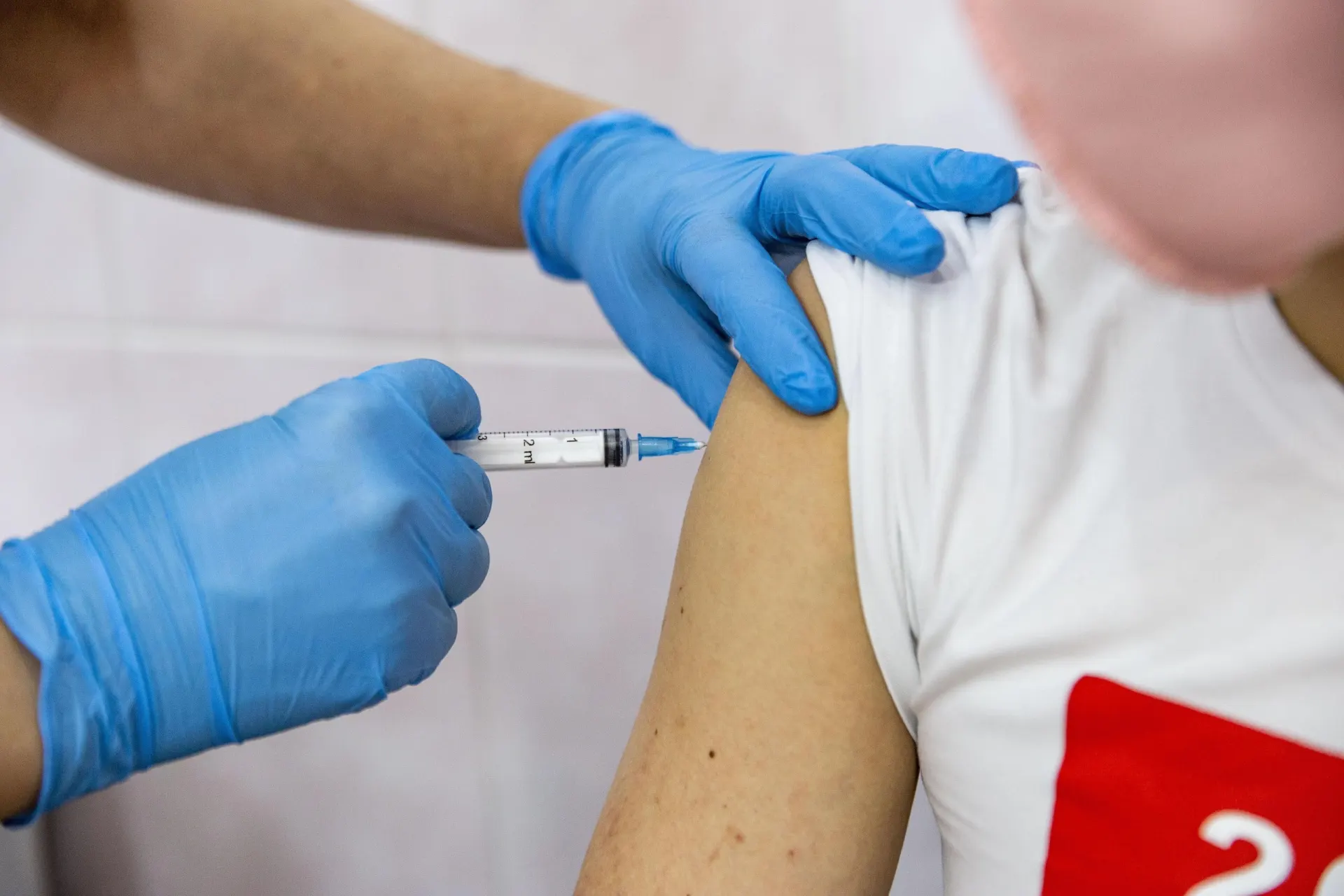 В России внедрят обязательную вакцинацию по обновлённому календарю с 2027 года. Эксперт Минздрава рассказал, от каких прививок будут прививать граждан.