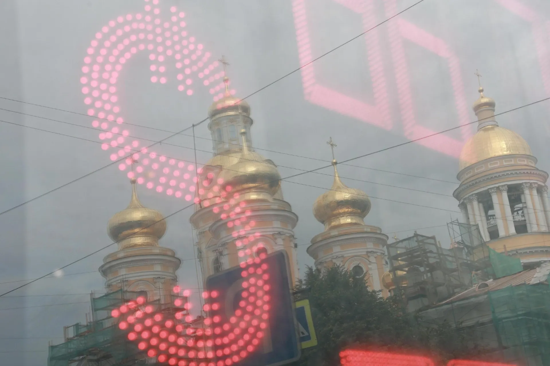 За лето рубль ослаб к доллару; эксперты оценивают возможные сценарии развития курса и влияние дефицита валюты.