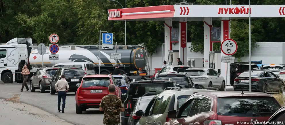 В Калужской области и Забайкальском крае возобновляются ограничения на продажу бензина; фиксируются перебои в поставках и очереди на заправках на фоне атак на нефтепереработку.