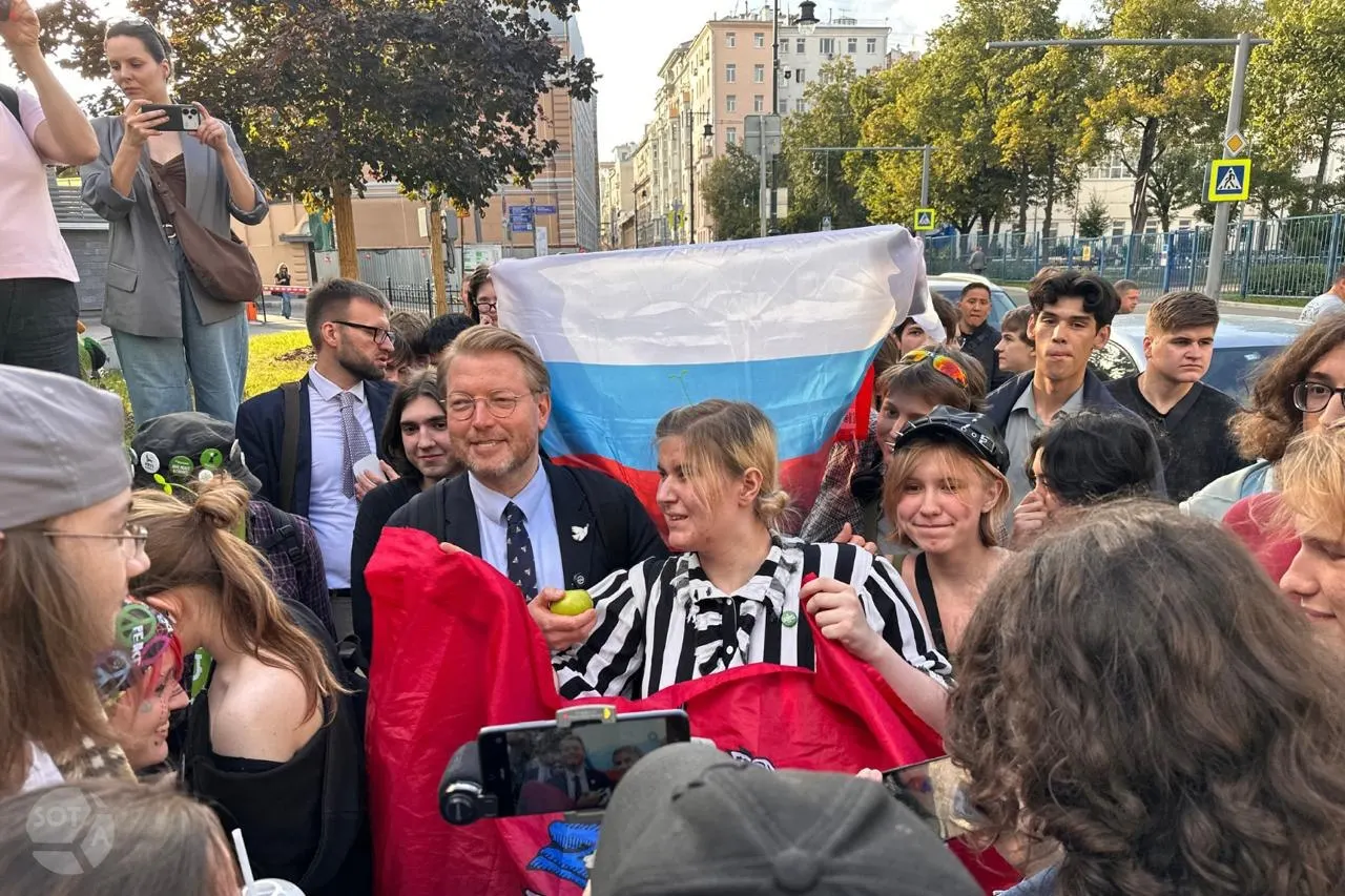Верховный суд отказался передавать на рассмотрение Президиума надзорную жалобу партии «Яблоко» на отмену регистрации её федерального списка на выборах в Госдуму; ранее суд удовлетворил иск другой партии об отмене регистрации.