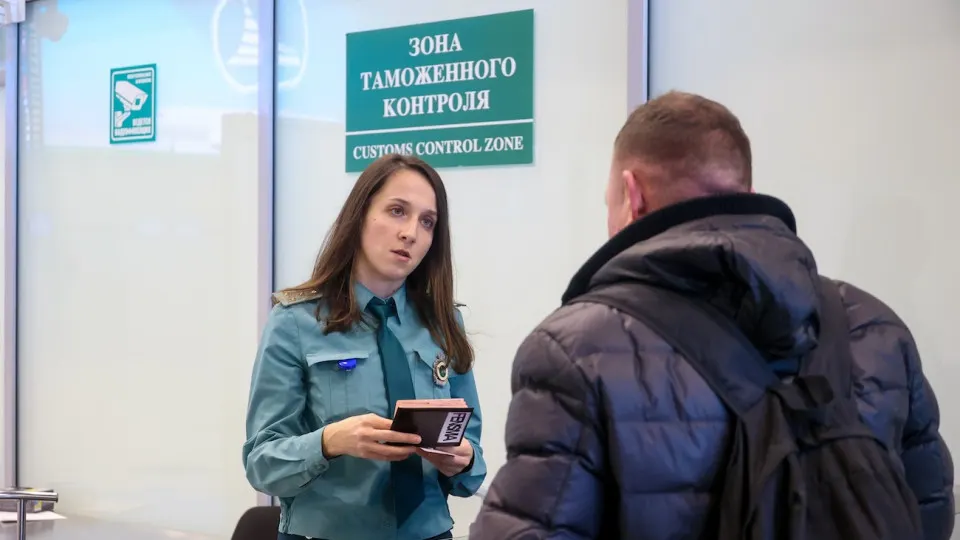 Правительство и Центральный банк ужесточают правила вывоза золота и наличных: ограничения на 100 граммов золота в слитках, запрет наличных свыше 10 тыс. долларов за пределы ЕАЭС и усиление контроля за финансовыми операциями.