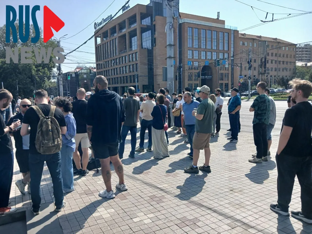 К полудню около посольства РФ в Ереване собралось более тысячи избирателей, среди которых россияне-туристы, активисты и правозащитные проекты. Рядом проходит митинг примерно из ста человек.