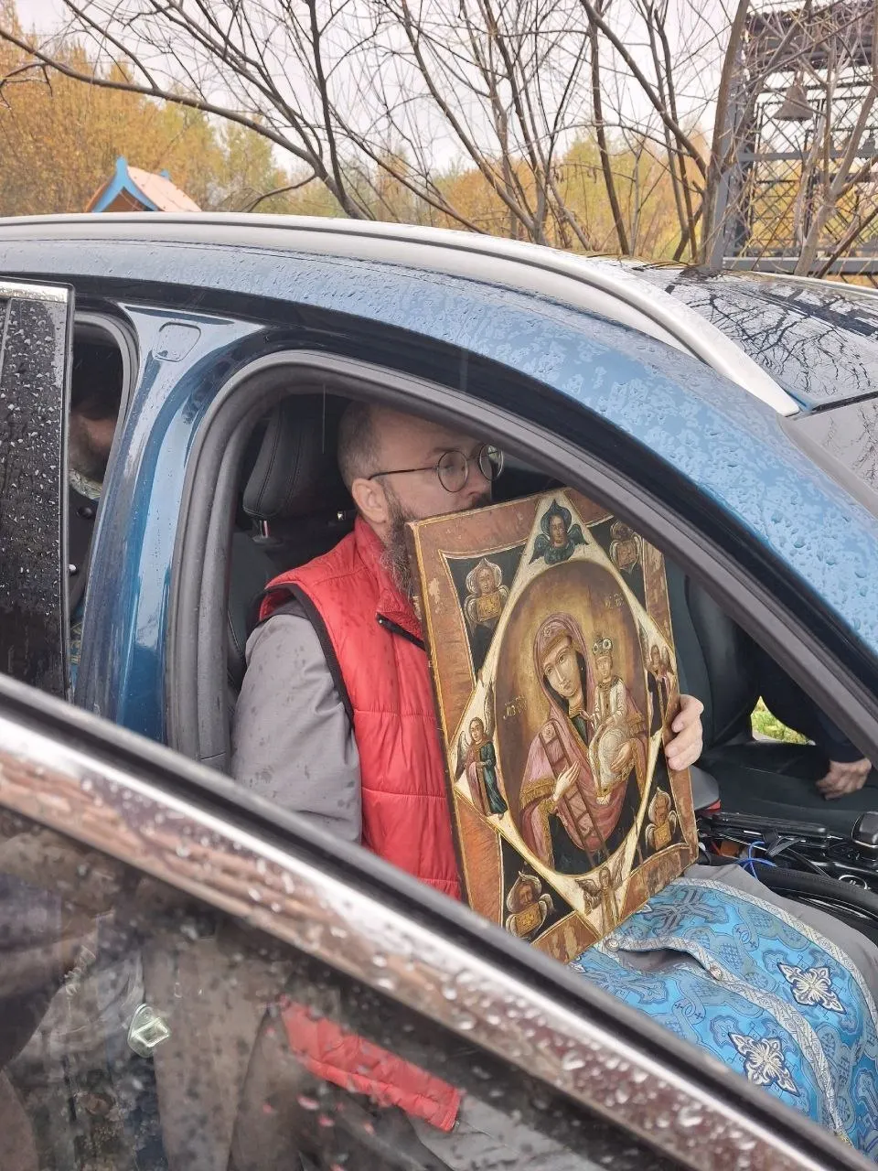 Священники проехали по Калуге на автомобиле с иконой, окропляя всё святой водой; по их словам, цель поездки — защита города от беспилотников.