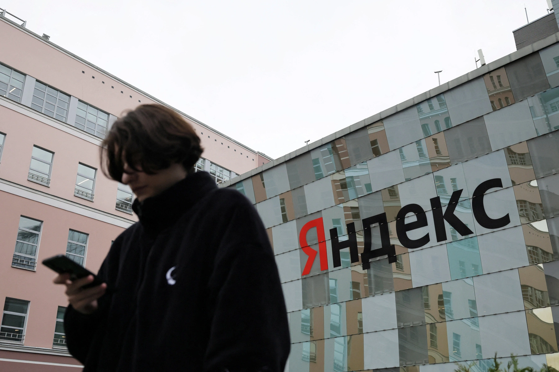 Компания объявила набор охранников на закрытую территорию вокруг своего нового московского офиса; требования — удостоверение частного охранника шестого разряда и опыт обращения с оружием.