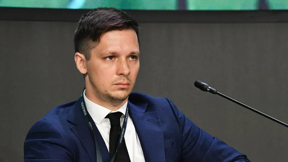 Экономика сталкивается с ростом роли госсектора; власти обсуждают налоговые и фискальные шаги на фоне прогнозируемого дефицита бюджета и устойчивого роста.