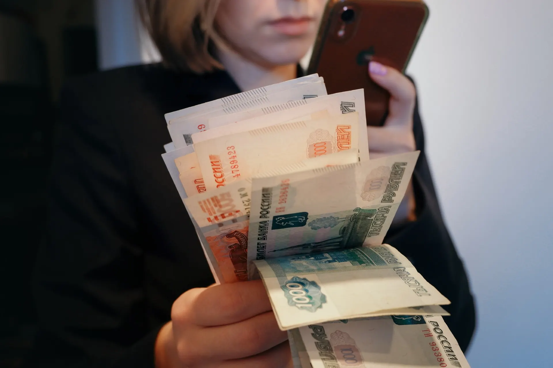 Почему экономика России растет не так быстро: ставка ЦБ не единственный фактор, а другие условия рынка играют ключевую роль.