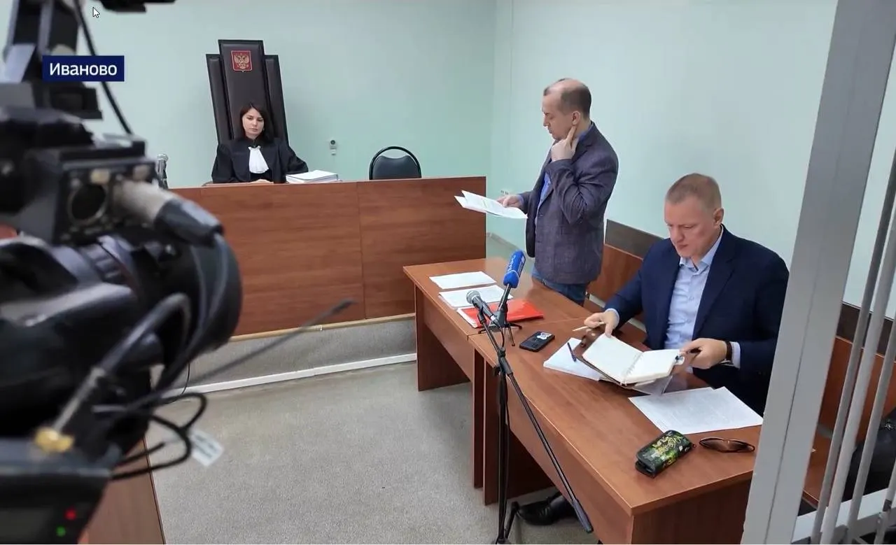 Глава СК потребовал материалы по делу журналиста, пытавшегося добиться возбуждения дел против полиции; в публикации упомянуты обыски и штрафы за дискредитацию армии.
