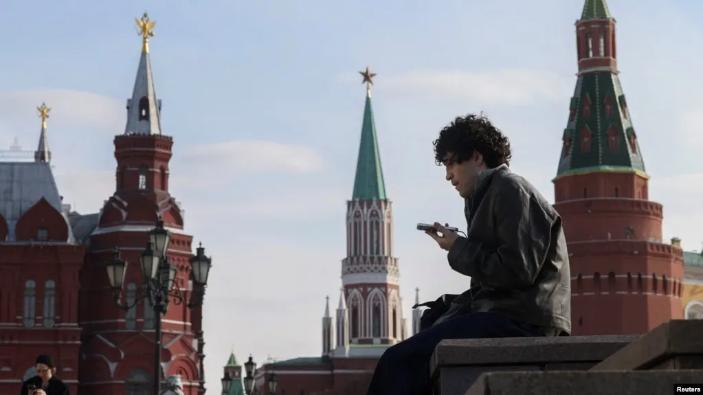 Госдума рассматривает законопроект об идентификации детей в соцсетях и сокращении времени онлайн для несовершеннолетних; речь идёт об возрастной идентификации и ограничениях на доступ к контенту, приводятся примеры стран, включая Австралию.