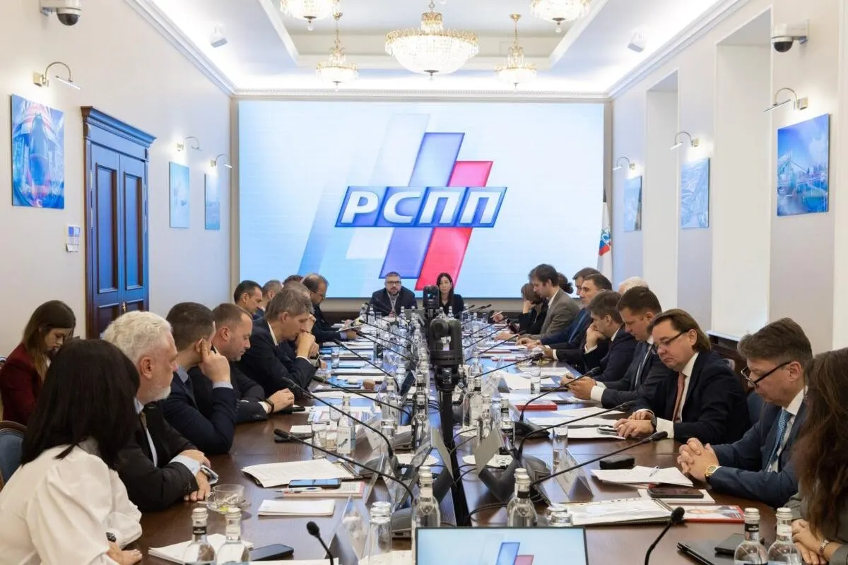 Российский союз промышленников и предпринимателей возразил против налога на сверхдоходы горнодобывающего сектора, указав на обратную силу и угрозу инвестициям. Минфин оценивает сбор в 683 млрд рублей на 2027–2029 годы; обсуждаются альтернативы.